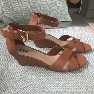 Fioni Wedge sandal. Tan. Size 8.5